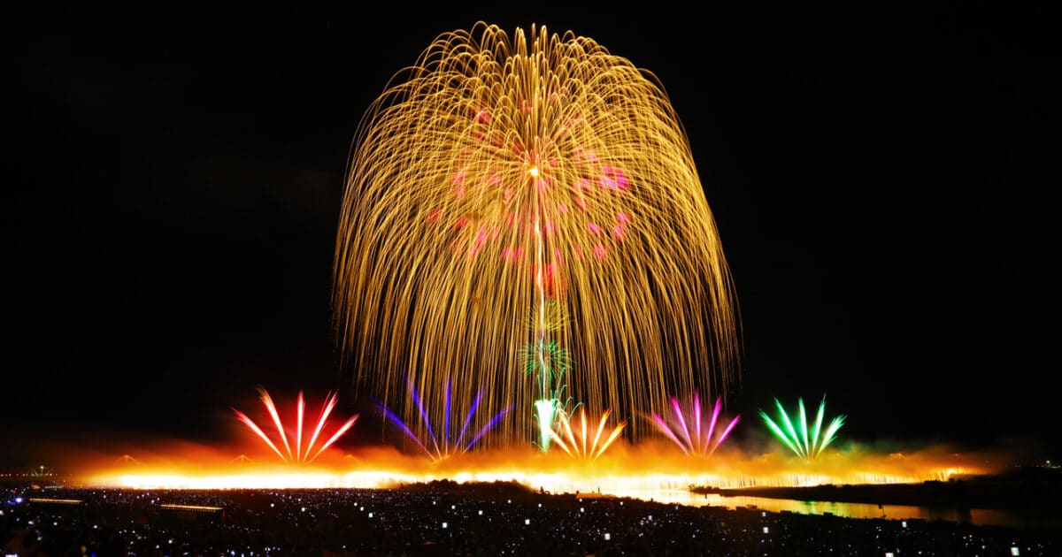 祈りと想いが繋ぐ真の美しさ。新潟県・長岡花火のいまを知る | Think